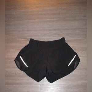 black Lululemon Hotty Hot Low-Rise Lined
Short 2.5"